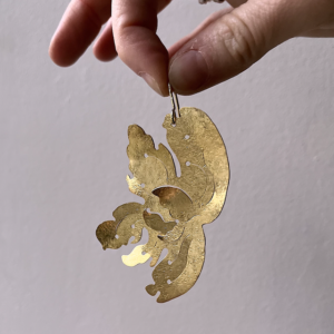 Boucles d'oreilles Gardénia doré martelé