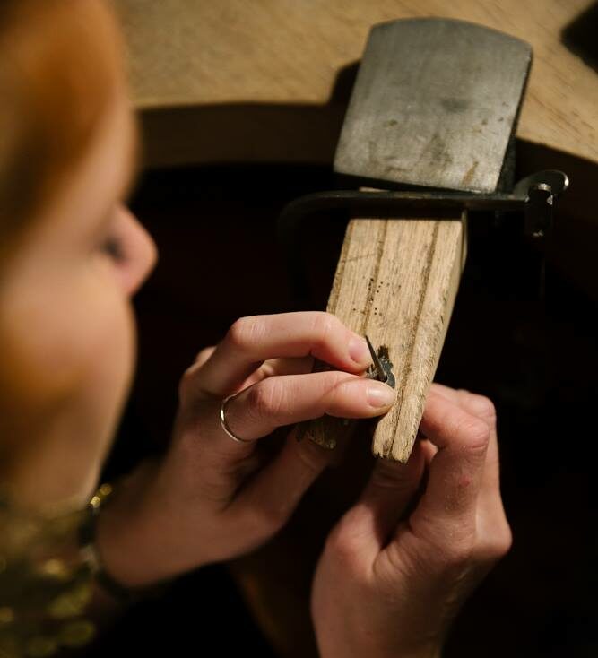 Guide et définition du bijou artisanal